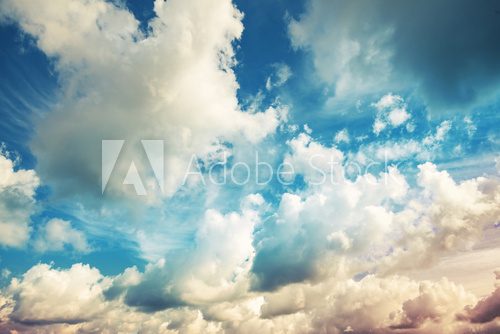 Fototapeta Jaskrawy błękitny chmurny niebo, rocznik tonował fotografii tło