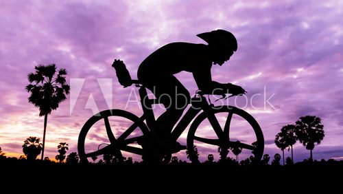 Fototapeta Jazda na rowerze w czasie zmierzchu