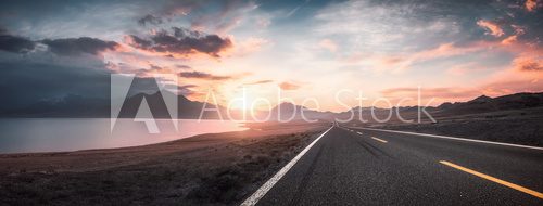 Fototapeta Jezioro i droga o zachodzie słońca