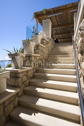 Fototapeta Kamienne schody od hotelowego tarasu do plaży