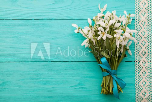 Fototapeta Kwiaty i koronkowy faborek na błękitnym drewnianym tle
