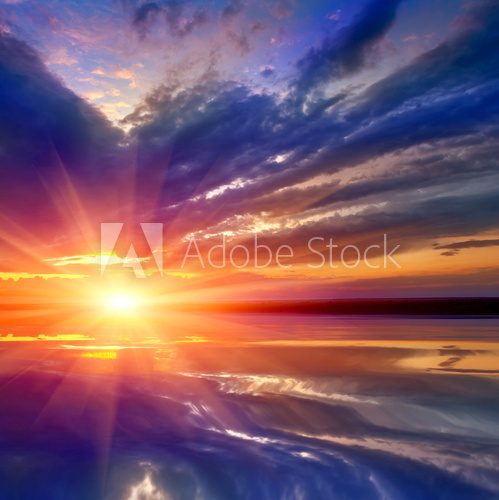 Fototapeta Ładny krajobraz z zachodem słońca nad wodą