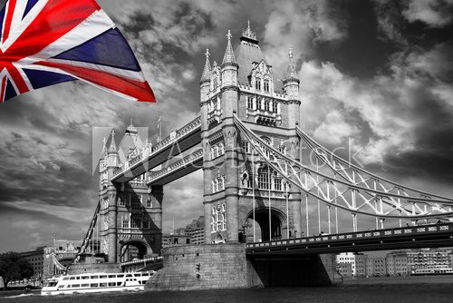 Fototapeta London Tower Bridge z kolorową flagą Anglii