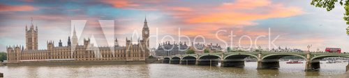 Fototapeta Londyn o zmierzchu. Jesień zachód słońca nad Westminster Bridge