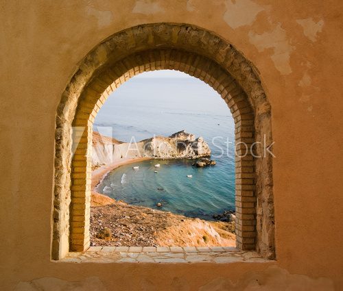 Fototapeta łukowate okno na przybrzeżnym krajobrazie zatoki