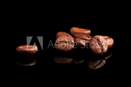 Fototapeta Luksusowe ziarna kawy na czarno.