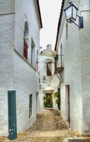 Fototapeta Mała wąska ulica w hiszpańskim mieście z białymi domami