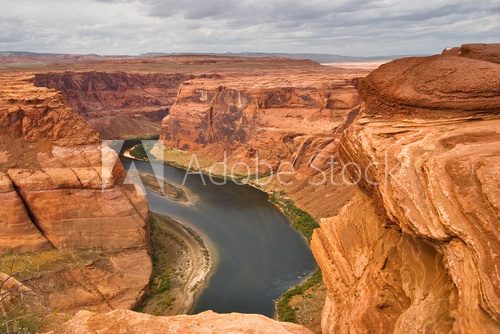 Fototapeta Malowniczy krajobraz - rzeka na dnie kanionu