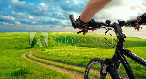 Fototapeta Mężczyzna z rowerową jedzie wiejską drogą