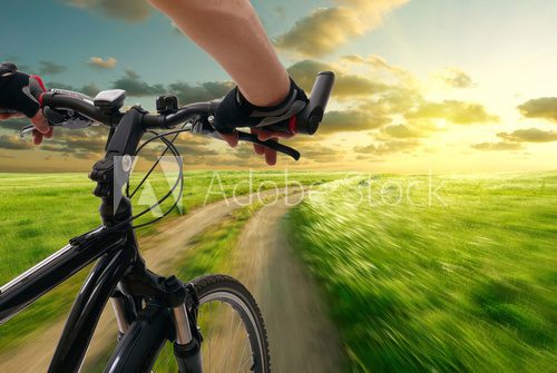 Fototapeta Mężczyzna z rowerową jedzie wiejską drogą