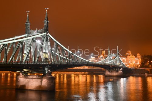 Fototapeta Most Wolności w nocy w Budapeszcie