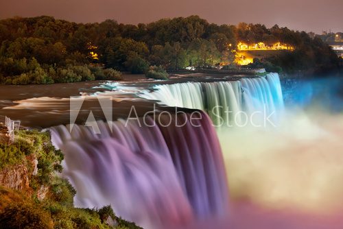 Fototapeta Niagara Falls świeci w nocy przez kolorowe światła