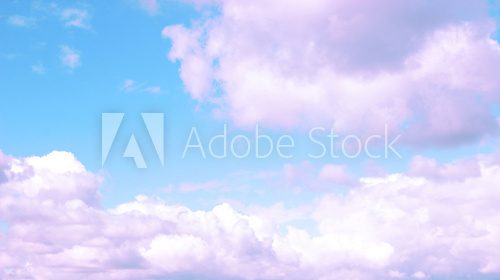 Fototapeta Niebieskiego nieba tło z purpurowymi chmurami