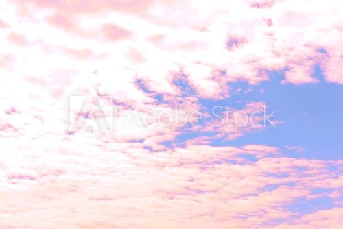 Fototapeta Niebieskiego nieba tło z różowymi chmurami