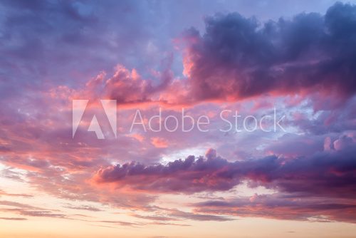 Fototapeta Niebo z pięknymi chmurami przy zmierzchem