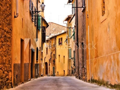 Fototapeta Nieociosana średniowieczna ulica w miasteczku w Tuscany, Włochy