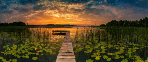 Fototapeta Panorama pięknego wschodu słońca nad jeziorem