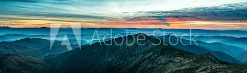 Fototapeta Panorama z błękitnymi górami i wzgórzami przy zmierzchem