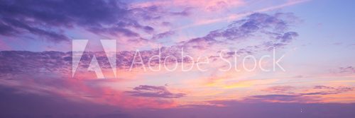 Fototapeta Panoramiczny widok na różowe i fioletowe niebo o zachodzie słońca. Tle panoramy nieba.