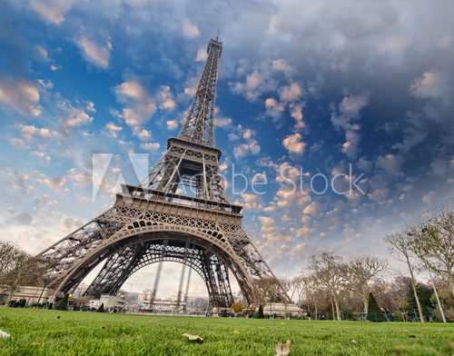 Fototapeta Piękne kolory wieży Eiffla i paryskiego nieba