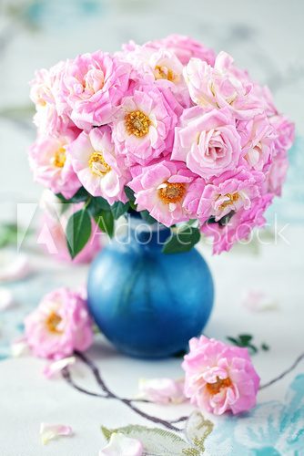 Fototapeta Piękne świeże różowe róże na stole.