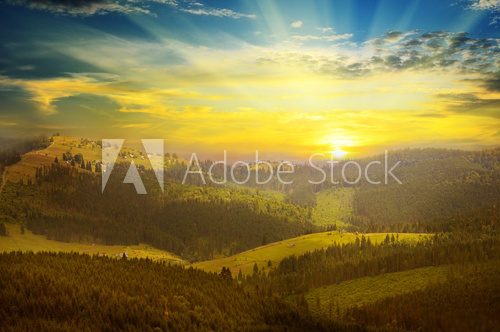 Fototapeta piękny górski krajobraz i wschód słońca