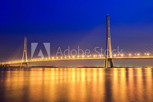 Fototapeta piękny kabel pozostał most w nocy w nanjing