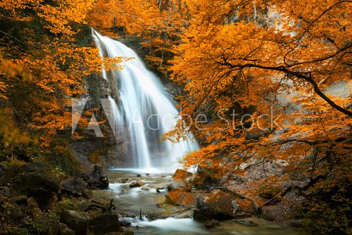 Fototapeta Piękny wodospad. Jesień