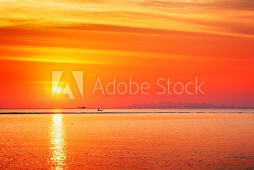 Fototapeta Piękny zachód słońca nad morzem