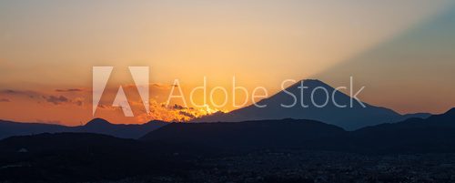 Fototapeta Piękny zmierzch przy Halnym Fuji w jesień sezonie