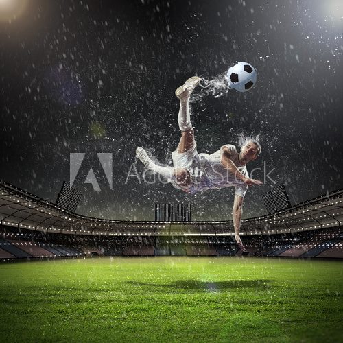 Fototapeta piłkarz uderzający piłkę