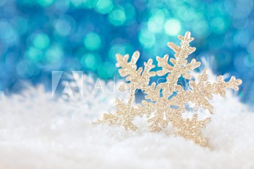 Fototapeta Płatek śniegu na śniegu przeciw wakacyjnym światła tłu.