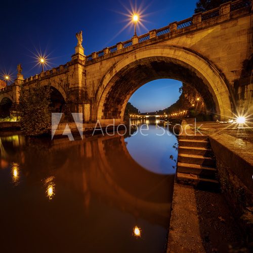 Fototapeta Pod mostem Świętego Anioła o świcie, Rzym, Włochy