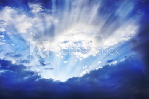 Fototapeta Promienie słońca za chmurami. Jasne niebo