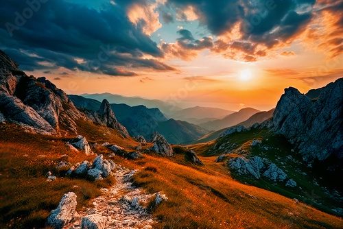 Fototapeta Promienny zachód nad górskim szlakiem
