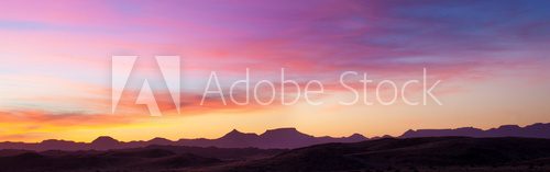 Fototapeta Różowy zachód słońca na pustyni