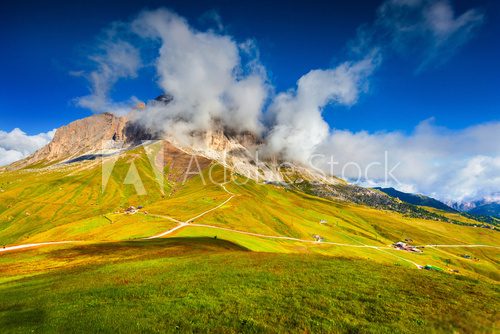 Fototapeta Sassolungo pasmo górskie przy słonecznym letnim dniem. Dolomity mounta