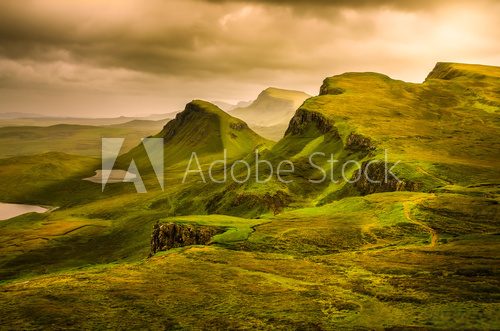 Fototapeta Sceniczny widok Quiraing góra zmierzch z dramatycznym niebem, Scot