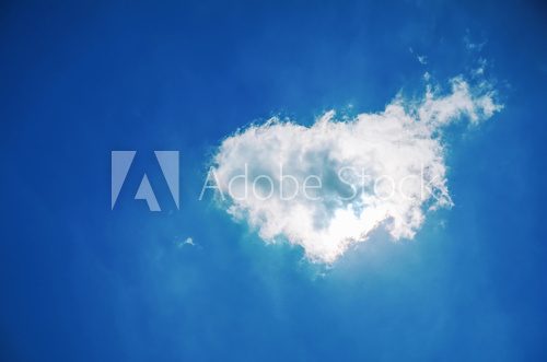 Fototapeta Serce kształtująca chmura w niebieskim niebie