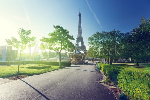 Fototapeta słoneczny poranek i Wieża Eiffla, Paryż, Francja