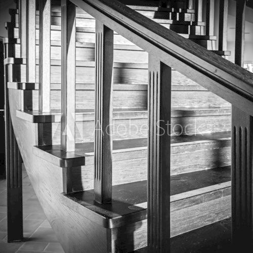 Fototapeta Spiralne schody z błyszczącymi drewnianymi elementami