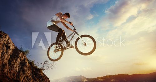 Fototapeta Sport. Biker skacze