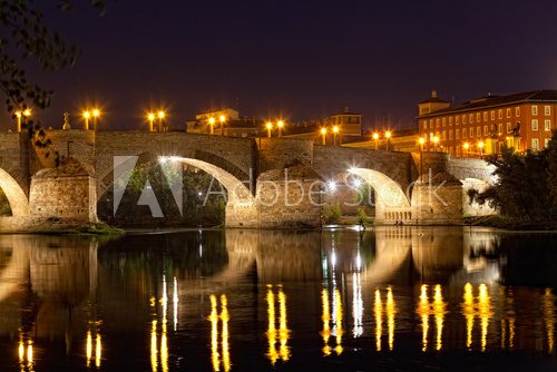 Fototapeta stary kamienny most przez rzekę Ebro w Saragossie, Hiszpania