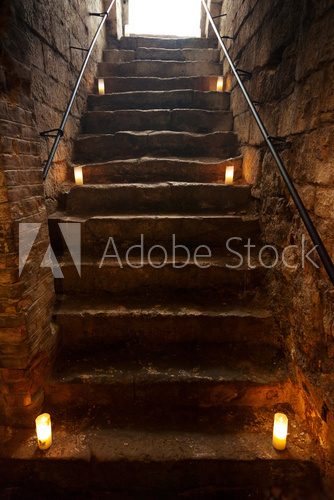 Fototapeta Straszne kamienne schody w starym zamku