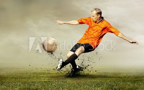 Fototapeta Strzelać z piłkarza na polu na zewnątrz