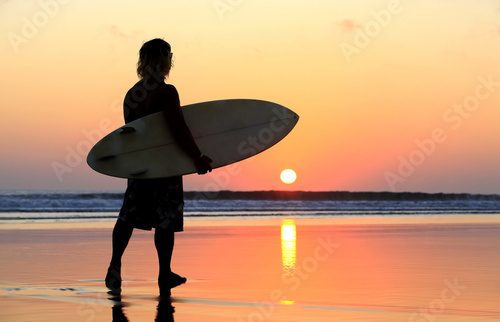 Fototapeta Surfer na zachód słońca