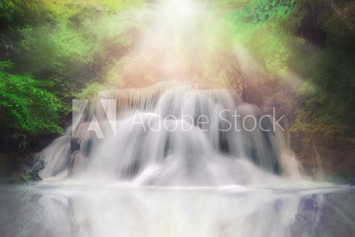 Fototapeta Światło i wodospad w głębokim lesie fantazja wymarzony kolor