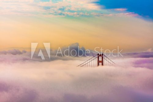 Fototapeta Światowy Sławny Golden Gate Bridge w Thich mgle po wschodu słońca