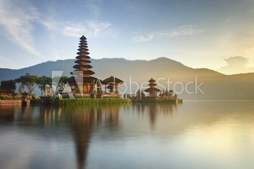 Fototapeta Świątynia Ulun Danu nad jeziorem Bratan, Bali, Indonezja