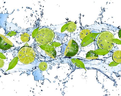 Fototapeta Świeże limonki w plusk wody, na białym tle